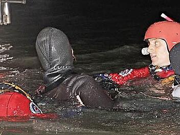 Personen, die ins Wasser gerutscht waren, wurden von Tauchern der Wasserwacht gerettet.  Fotos: Helmut Will