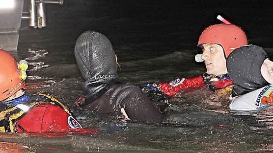 Personen, die ins Wasser gerutscht waren, wurden von Tauchern der Wasserwacht gerettet.  Fotos: Helmut Will