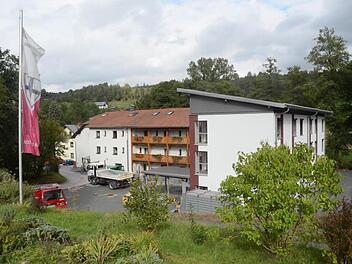 Das Haus Fischbachtal wird gerne auch von Gästen und Wanderern wegen seiner idyllischen Lage in Tauschendorf aufgesucht. In der weiträumigen Gartenanlage befindet sich auch eine Minigolfanlage. Der Anbau (rechts) wird am 9. Oktober eingeweiht und der Bestimmung übergeben. Foto: K.- H. Hofmann