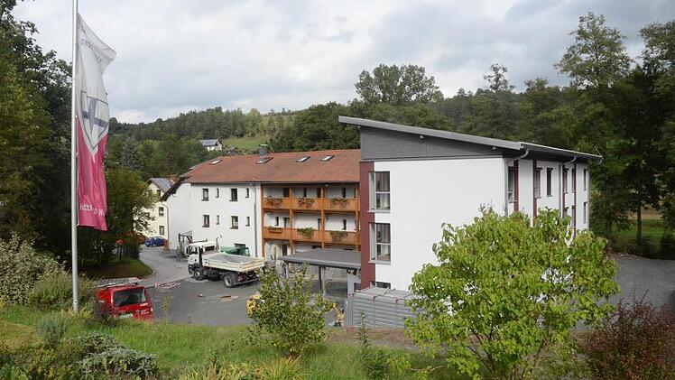 Das Haus Fischbachtal wird gerne auch von Gästen und Wanderern wegen seiner idyllischen Lage in Tauschendorf aufgesucht. In der weiträumigen Gartenanlage befindet sich auch eine Minigolfanlage. Der Anbau (rechts) wird am 9. Oktober eingeweiht und der Bestimmung übergeben. Foto: K.- H. Hofmann