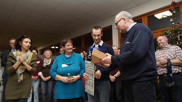 Beate Ritter-Schilling, Christoph Wieland und Ulrich Prümer beschenken sich gegenseitig.Foto: Arkadius Guzy