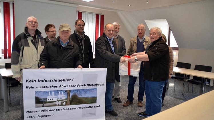 Hier übergibt Berthold Kröckel (rechts) von der Interessengemeinschaft Stralsbach die 450 schriftlichen Einwände an den Zweiten Bürgermeister Daniel Wehner. Foto: Kathrin Kupka-Hahn