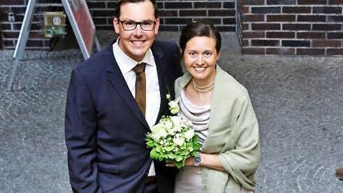 Das DBK-Paar auf den Rathausstufen: Florian Keßler und Liane Horch sind diesmal unterwegs in den Trau- statt in den Ratssaal. Fotos: W. Vogel