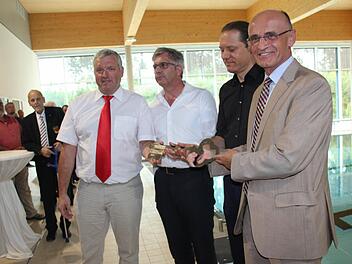 Offizielle Schlüsselübergabe: Bürgermeister Hennemann, Peter Kuhn, Christian Lanzinger von der Kplan AG und Landrat Schneider (von links).