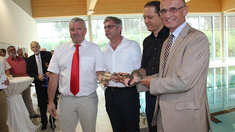 Offizielle Schlüsselübergabe: Bürgermeister Hennemann, Peter Kuhn, Christian Lanzinger von der Kplan AG und Landrat Schneider (von links).