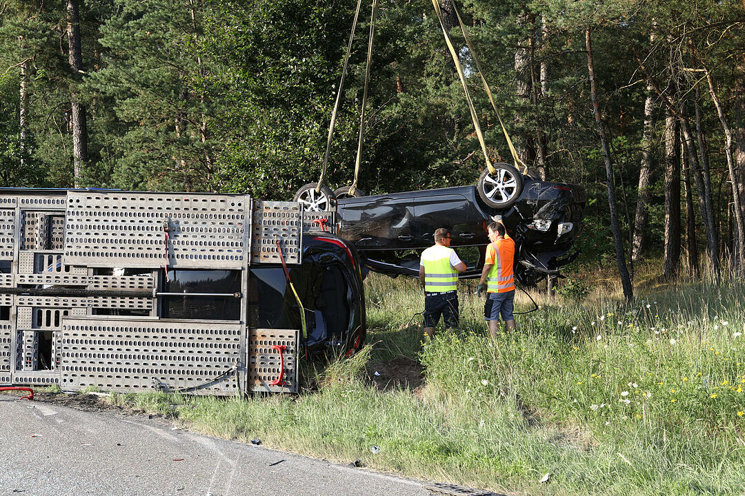 Kampf gegen die Zeit: Vollbeladener Autotransporter ŸberschlŠgt sich auf der A9 - Feuerwehr braucht anderthalb Stunden, um eingeklemmten Fahrer zu befreien