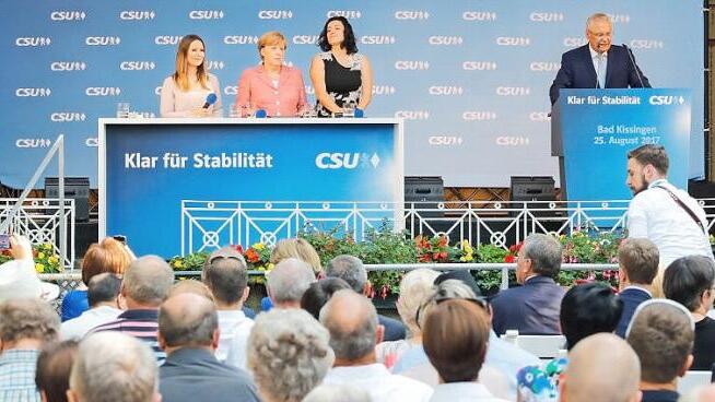 6000 Besucher waren nach Schätzungen der unterfränkischen Polizei in den Kurgarten gekommen, um die Bundeskanzlerin Angela Merkel und den Innenminister Joachim Herrmann zu sehen und zu hören.  Foto: Matthias Hoch