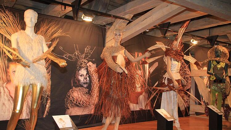 Im Obergeschoss des Lichtenfelser Stadtschlosses haben die Weidenkostüme der Rostocker Künstlerin Berit Ida eine neue Heimat gefunden.    Foto: Gerda Völk
