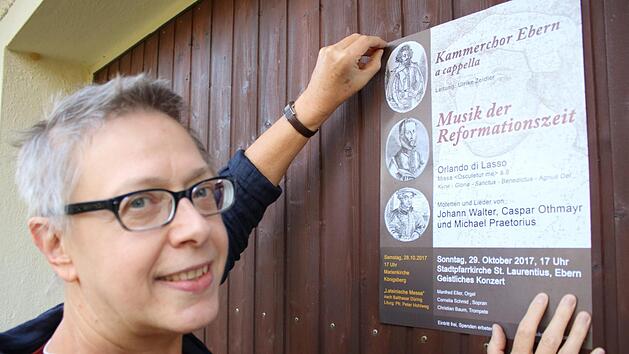 Seine 95 Thesen soll Martin Luther eigenh&auml;ndig an die T&uuml;r der Schlosskirche in Wittenberg genagelt haben. Ulrike Zeidler aus Ebern macht es ihm nach: Sie "nagelt" Plakate an, um auf das Konzert des Kammerchores am 28. und 29. Oktober aufmerksam zu machenJohanna Eckert