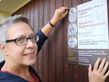 Seine 95 Thesen soll Martin Luther eigenhändig an die Tür der Schlosskirche in Wittenberg genagelt haben. Ulrike Zeidler aus Ebern macht es ihm nach: Sie "nagelt" Plakate an, um auf das Konzert des Kammerchores am 28. und 29. Oktober aufmerksam zu machenJohanna Eckert