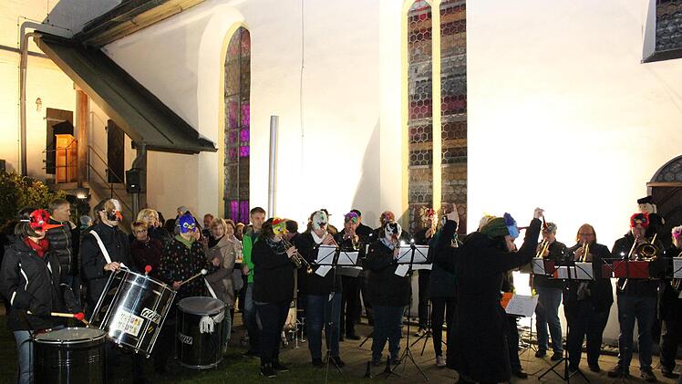 Im Schatten des Kirchturms: Samba meets Posaunenchor Evi Seeger