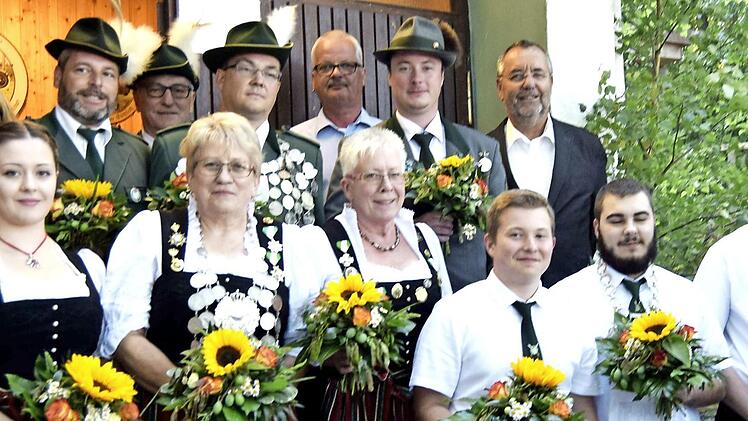 Das neue Königshaus mit den Gratulanten (von links): 2. Schützenmeisterin Sabine Herr, Anne Hausner (1. Ritterin), Michael Schmitt (1. Ritter), Schützenmeister Dietmar Mayer, Lore Fischer (Königin), Klaus Hölzlein (König), 2. Bürgermeister Hauke Petersen, Claudia Mayer (2. Ritterin), Patrick Ehrhardt (2. Ritter), Tobias Werner (1. Jugendritter), Bürgermeister Jürgen Kohmann (Bad Staffelstein), Markus Rennert (Jugendkönig) und Sven Zapf (2. Jugendritter). Foto: Andreas Welz