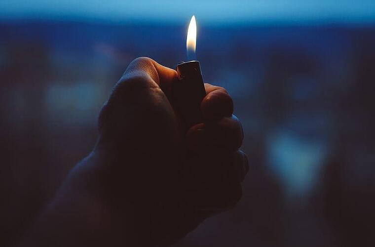 Kitzingen: Teenager wollen "TikTok-Video nachstellen" und hantieren mit Pyrotechnik und Benzin - Polizei verhindert Verletzungen