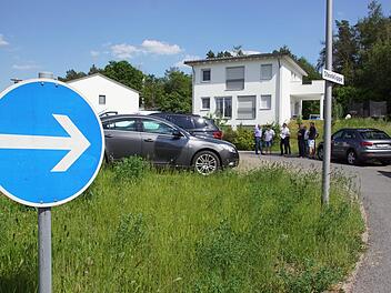 Mehr Parkplätze im Kreisel an der Steinklippe in Eltmann wünscht sich ein Anwohner. Der Bauausschuss machte sich vor Ort ein Bild und war der Meinung, dass die Parkplätze derzeit ausreichen.Sabine Weinbeer