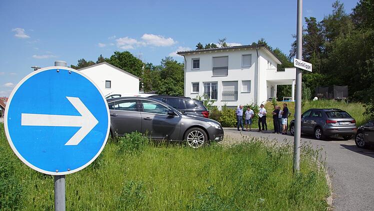Mehr Parkplätze im Kreisel an der Steinklippe in Eltmann wünscht sich ein Anwohner. Der Bauausschuss machte sich vor Ort ein Bild und war der Meinung, dass die Parkplätze derzeit ausreichen.Sabine Weinbeer