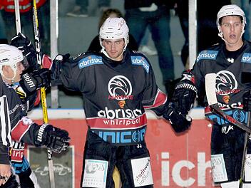 Können Alexander Stahl, David Hornak und Michael Breyer  (von links)  im Derbyrückspiel gegen die Schweinfurter Mighty Dogs wieder jubeln? Im letzten Vorbereitungsspiel der Haßfurter Hawks vor dem Saisonstart der Eishockeylandesliga soll  die Schlappe vom Auftritt gegen die EG Diez/Limburg ausgebügelt werden.Ralf Naumann