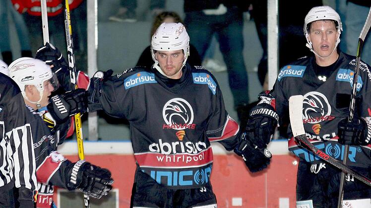 Können Alexander Stahl, David Hornak und Michael Breyer  (von links)  im Derbyrückspiel gegen die Schweinfurter Mighty Dogs wieder jubeln? Im letzten Vorbereitungsspiel der Haßfurter Hawks vor dem Saisonstart der Eishockeylandesliga soll  die Schlappe vom Auftritt gegen die EG Diez/Limburg ausgebügelt werden.Ralf Naumann