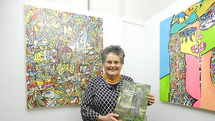 Cornelia Mence stellte ihr viertes Buch "'Judenbildstock' -  Viehhandel und Strafprozess  - Die Aufarbeitung eines Mordes im Jahre 1853 im Sinnbergwald bei Bad Brückenau" in  der  Galerie Form + Farbe vor. Foto: Nathalie Flügel