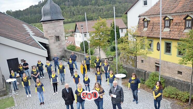 Der Chor "Con brio" erhielt eine Spende in Höhe von 500 Euro von der Koinor-Horst-Müller-Stiftung. Vorne von links Karl-Heinz Zubrod (Stiftungsvorstand), Maria Schmidt, Mona Taube (stellvertretende Chorleiterin) und Michael Schulz (Stiftungsratsvorsitzender)  Foto: K.- H. Hofmann