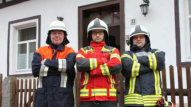 Der Volkerser Feuerwehr-Kommandant Christian Kötzner (Mitte) und seine Kameraden müssen nicht mehr grimmig schauen. Der Stadtrat hat die Detailplanung fürs neue Feuerwehrhaus beschlossen.  Foto: Ulrike Müller