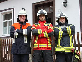Der Volkerser Feuerwehr-Kommandant Christian K&ouml;tzner (Mitte) und seine Kameraden m&uuml;ssen nicht mehr grimmig schauen. Der Stadtrat hat die Detailplanung f&uuml;rs neue Feuerwehrhaus beschlossen.  Foto: Ulrike M&uuml;ller