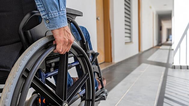 Wer auf einen Rollstuhl angewiesen ist oder anderweitig in seiner körperlichen Mobilität eingeschränkt ist, benötigt einen Treppenlift, um Treppen zu überwinden. Aber auch ohne Pflegegrad können Treppenlifte u.a. durch staatliche Förderung und durch sonstige Zuschüsse finanziert werden.