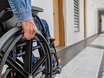 Wer auf einen Rollstuhl angewiesen ist oder anderweitig in seiner körperlichen Mobilität eingeschränkt ist, benötigt einen Treppenlift, um Treppen zu überwinden. Aber auch ohne Pflegegrad können Treppenlifte u.a. durch staatliche Förderung und durch sonstige Zuschüsse finanziert werden.