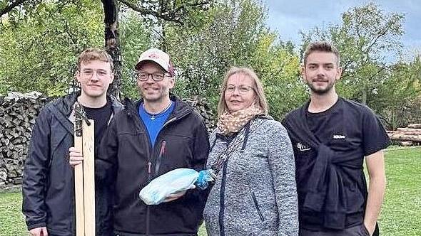 Hahnenschlag-Gewinner Jürgen Hälter freut sich am Kirchweih-Wochenende über seinen Gewinn.