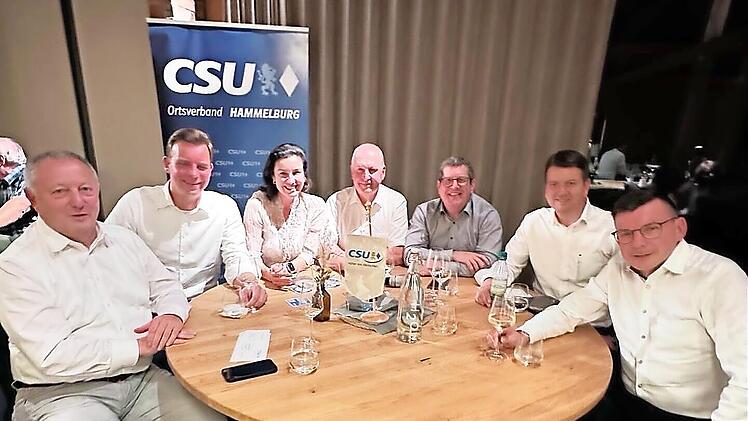 Das Bild zeigt (von links) Landrat Thomas Bold, Bezirksrat Martin Wende, MdB Dorothee Bär, Ortsvorsitzender Detlef Heim, MdEP Stefan Köhler, Staatssekretär Sandro Kirchner, 1. Bürgermeister Armin Warmuth.