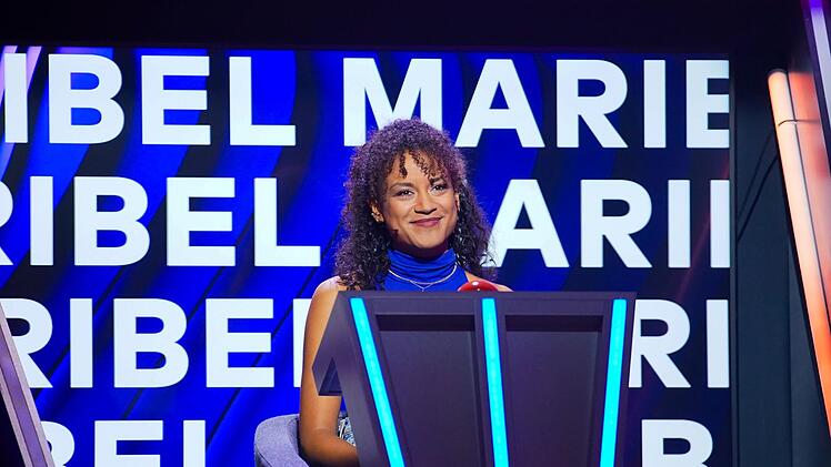 Kandidatin Maribel stellt sich den Fragen des Moderators.