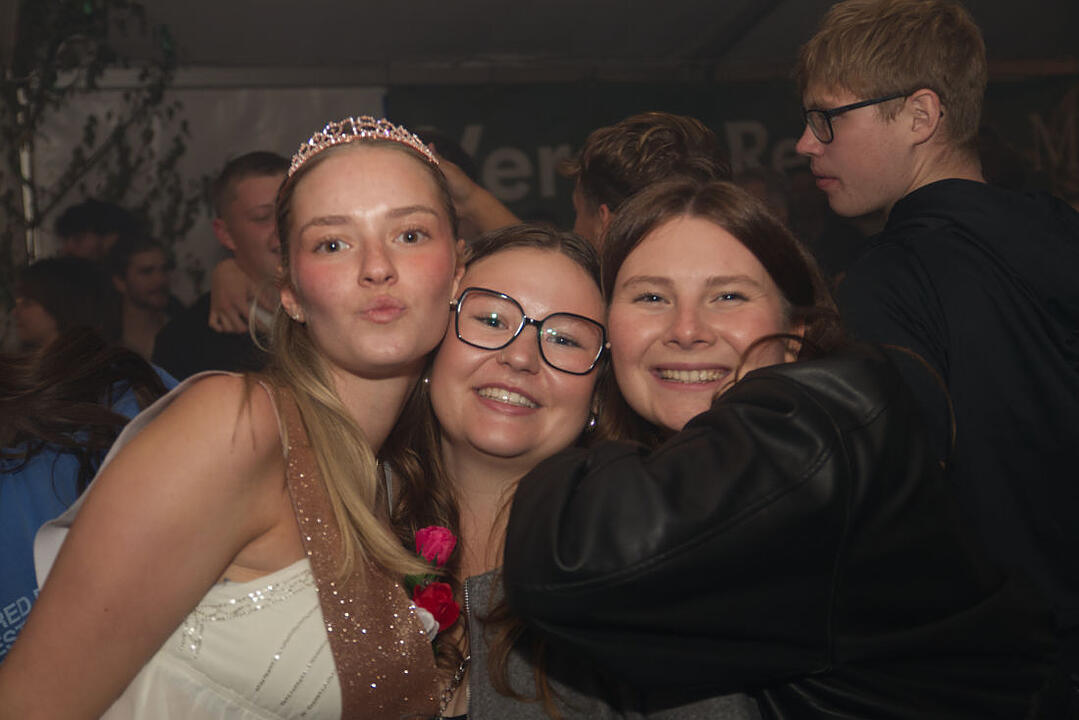 Freitag: Bieranstich & Partyband