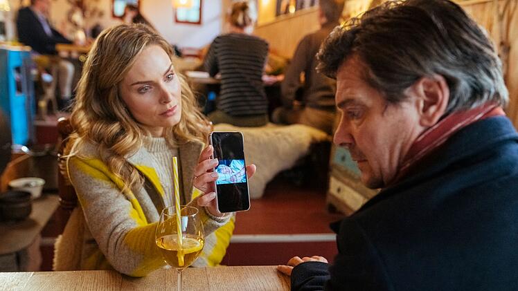 Lene Halfmann (Hedi Honert) soll das neue Gesicht der Schöneitsklinik von Robert Moser (Fritz Karl) werden.