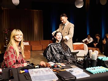 Heidi Klum (links) freut sich auf die Verwandlung von Antonia, wenn Promi-Fris&ouml;r Dimitris Giannetos mit ihr fertig ist.