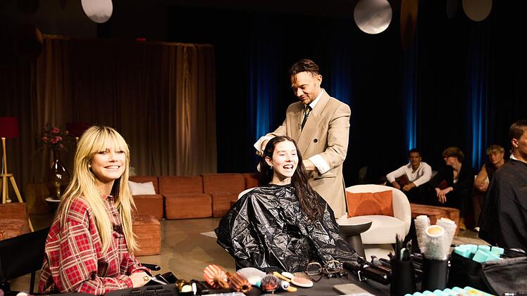 Heidi Klum (links) freut sich auf die Verwandlung von Antonia, wenn Promi-Fris&ouml;r Dimitris Giannetos mit ihr fertig ist.