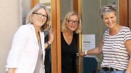 Bettina Lesch-Lasaridis, Petra Schneider und Gabriele Morper-Marr (von links) hoffen auf viel Besuch im "Sprechpunkt." an der Ecke Kirchgasse/Steingasse. Heute um 11 Uhr ist Eröffnung. Foto: Simone Bastian
