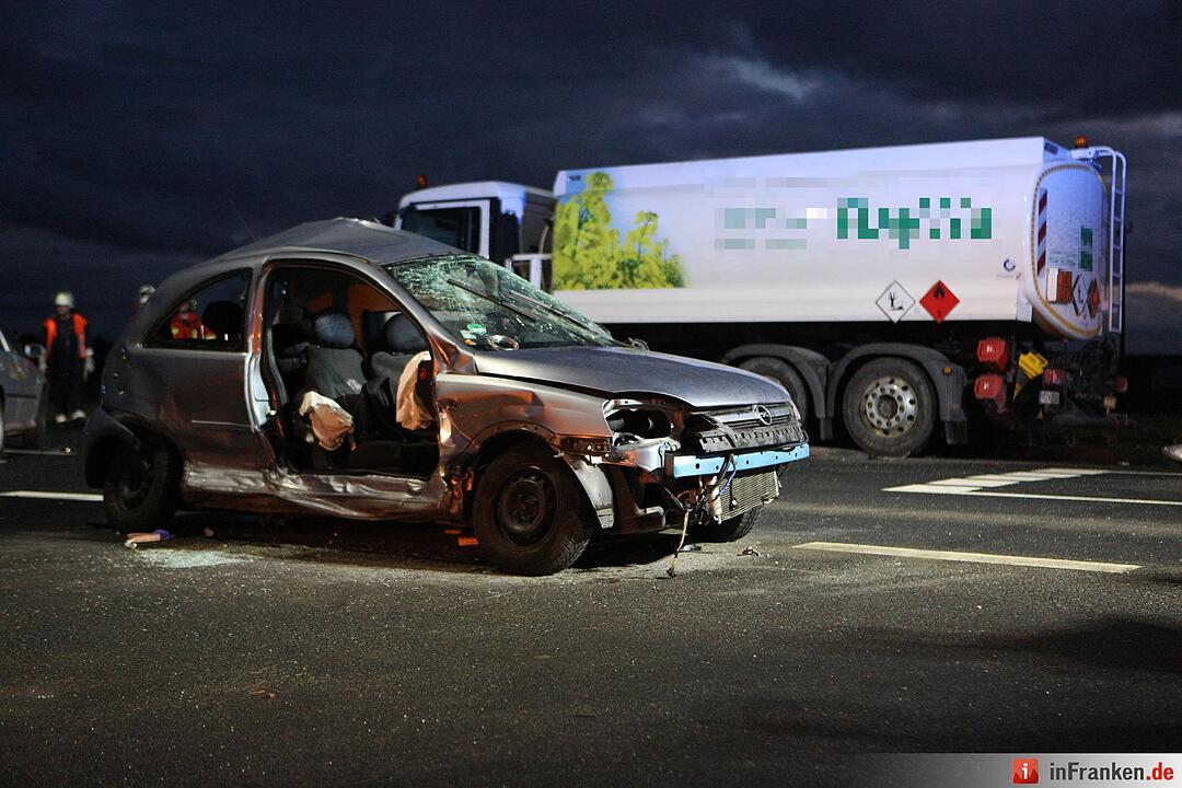 Pkw prallt  in Schweinfurt gegen Tanklastzug