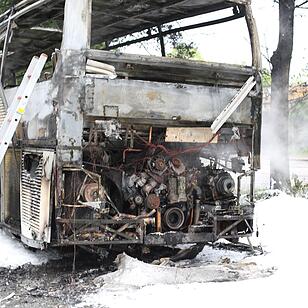 Reisebus brennt auf A3 bei Schlüsselfeld ab