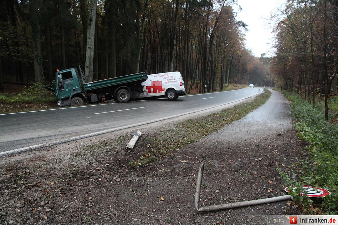Bei Sigritzau: Laster prallt auf VW-Bus