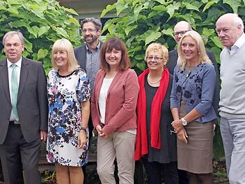 Jubilare, "Abgänger" und Gratulanten (von links): Sands Bürgermeister Bernhard Ruß, Rektorin Conny Genslein, Personalratsvorsitzender Matthias Weinberger, Konrektorin Claudia Giggelberger, Lehrerin Gertrud Mikus-Balling, Zeils Bürgermeister Thomas Stadelmann, Schulamtsrektorin Claudia Schmitt und Lehrer Norbert Gogger. Foto: M. Schraut