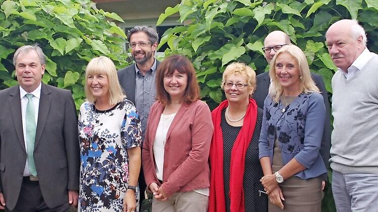Jubilare, "Abgänger" und Gratulanten (von links): Sands Bürgermeister Bernhard Ruß, Rektorin Conny Genslein, Personalratsvorsitzender Matthias Weinberger, Konrektorin Claudia Giggelberger, Lehrerin Gertrud Mikus-Balling, Zeils Bürgermeister Thomas Stadelmann, Schulamtsrektorin Claudia Schmitt und Lehrer Norbert Gogger. Foto: M. Schraut