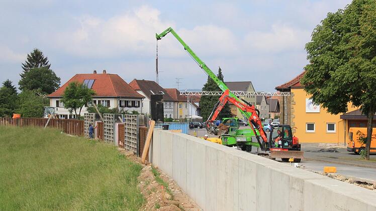 Die umfangreichen Deichnachrüstungen   in Michelau gehen zügig voran und sollen bis Ende des Jahres abgeschlossen sein.Jutta Rudel