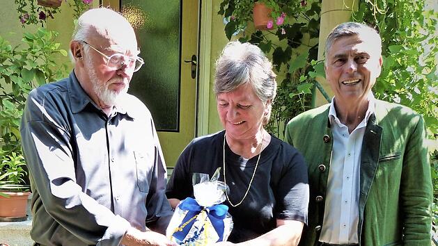 Bürgermeister Siegfried Decker (rechts) gratulierte Margot und Dieter Hahn herzlich zur goldenen Hochzeit. Foto: Werner Reißaus