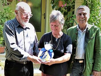 Bürgermeister Siegfried Decker (rechts) gratulierte Margot und Dieter Hahn herzlich zur goldenen Hochzeit. Foto: Werner Reißaus