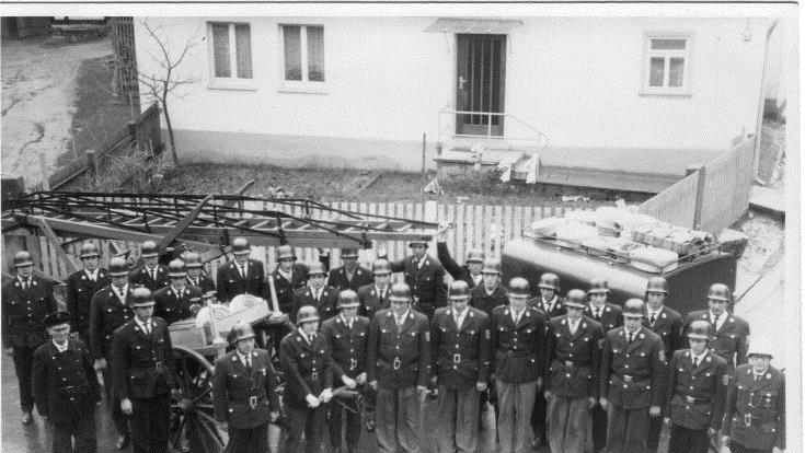 Die Mannschaft mit Gerät ebenfalls um 1960. Archiv Czelustek