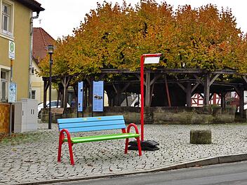 Die Mitfahrbank nach Effeltrich, im Hintergrund die Effeltricher Linde Foto: Dagmar Niemann