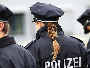 Hat sein Mandant einen Polizisten angepupst? Damit muss sich ein Anwalt aus Leipzig besch&auml;ftigen und postet das Strafverfahren  auf Facebook. Symbolfoto: Christian Charisius/dpa