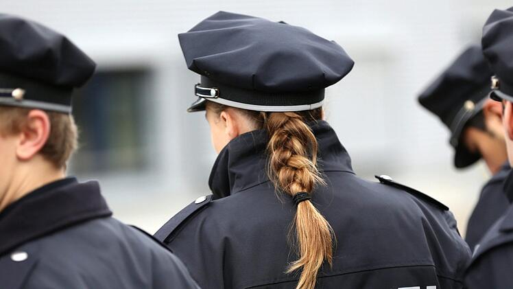 Hat sein Mandant einen Polizisten angepupst? Damit muss sich ein Anwalt aus Leipzig besch&auml;ftigen und postet das Strafverfahren  auf Facebook. Symbolfoto: Christian Charisius/dpa
