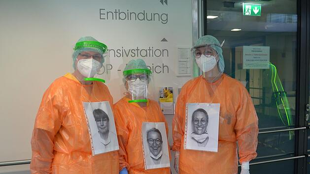 Im Forchheimer Klinikum haben Mitarbeiter ein lachendes Gesicht von sich selbst ohne Maske umgeh&auml;ngt, um die Menschen trotz der unangenehmen Situation anl&auml;cheln zu k&ouml;nnen.  Foto: Klinikum Forchheim