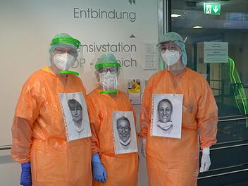 Im Forchheimer Klinikum haben Mitarbeiter ein lachendes Gesicht von sich selbst ohne Maske umgehängt, um die Menschen trotz der unangenehmen Situation anlächeln zu können.  Foto: Klinikum Forchheim