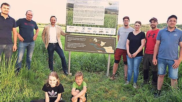 Mit einem Lehrpfad wollen Landwirte ihr Wissen an Spazierg&auml;nger und Radfahrer im Mainleuser Maintal weitergeben. Von links Christian Schneider, Norbert Erhardt, Robert Bosch, Stefan Seidel, Kathrin Erhardt, Stefan Than und Pascal Friedrich
